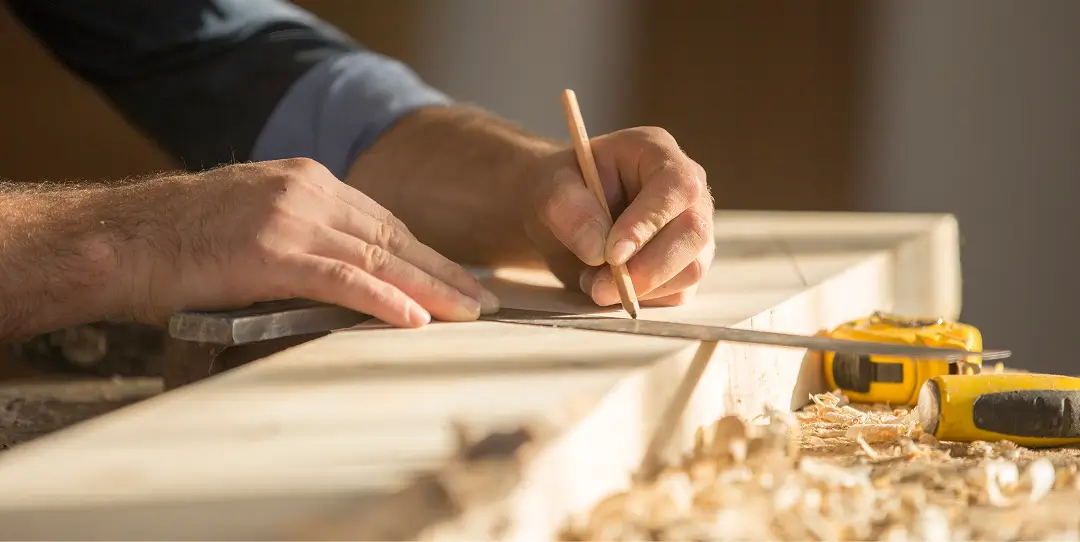 Houten platen snijden projectkeukens