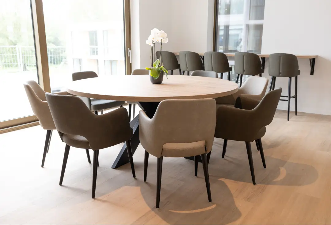 Stoelen eetzaal projectinrichting